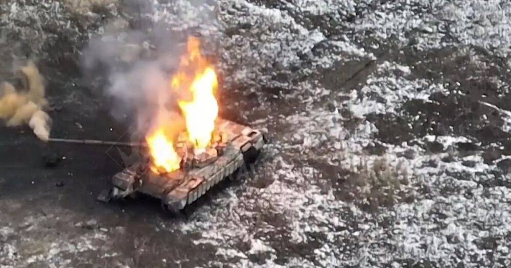 Залетел прямо в люк: дрон-камикадзе ВСУ уничтожил танк Т-72Б3 под Авдеевкой (видео)