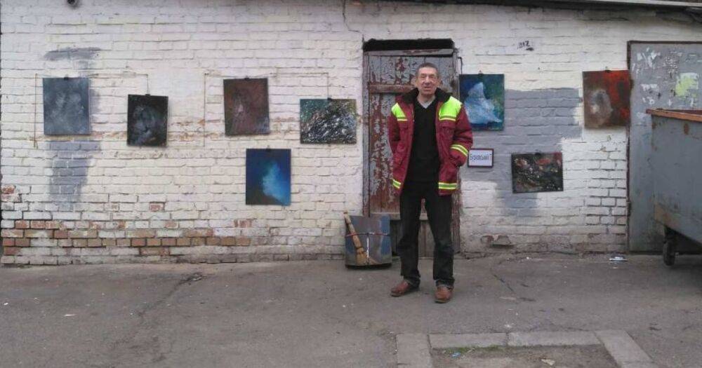 В Киеве дворник устроил "вернисаж" возле мусорных баков, — соцсети (фото)