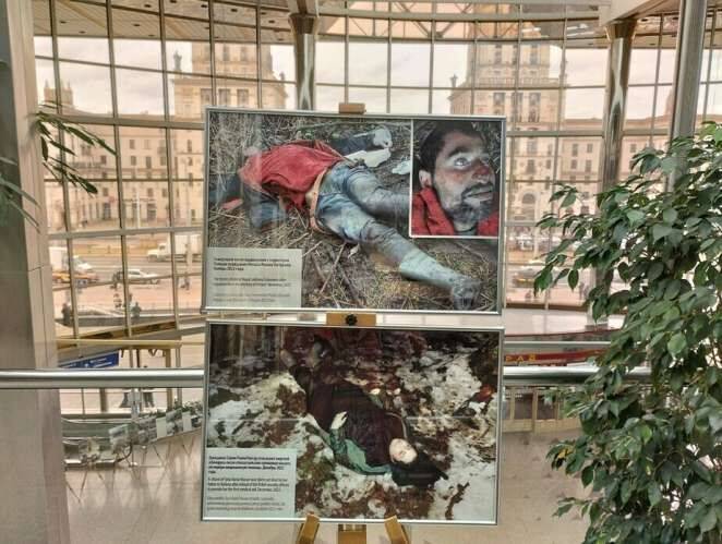 На железнодорожном вокзале в Минске расставили постеры с изображениями трупов мигрантов, погибших на границе (18+)