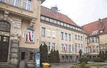 На здании городского правительства польского Элка ко Дню Воли вывесили белорусский флаг