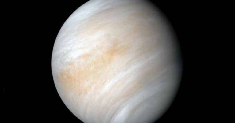 Ученые провели первое тщательное исследование облаков Венеры: там есть "цунами"