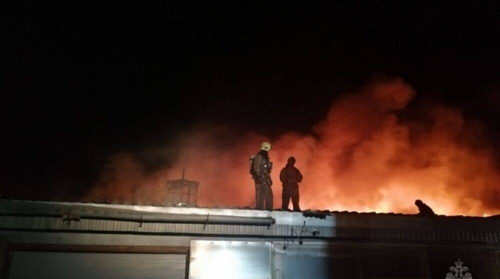 В российском Омске произошел большой пожар на промышленном складе