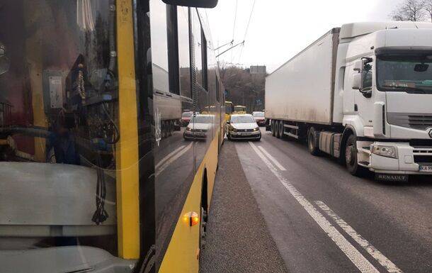 В Киеве такси въехало в троллейбус