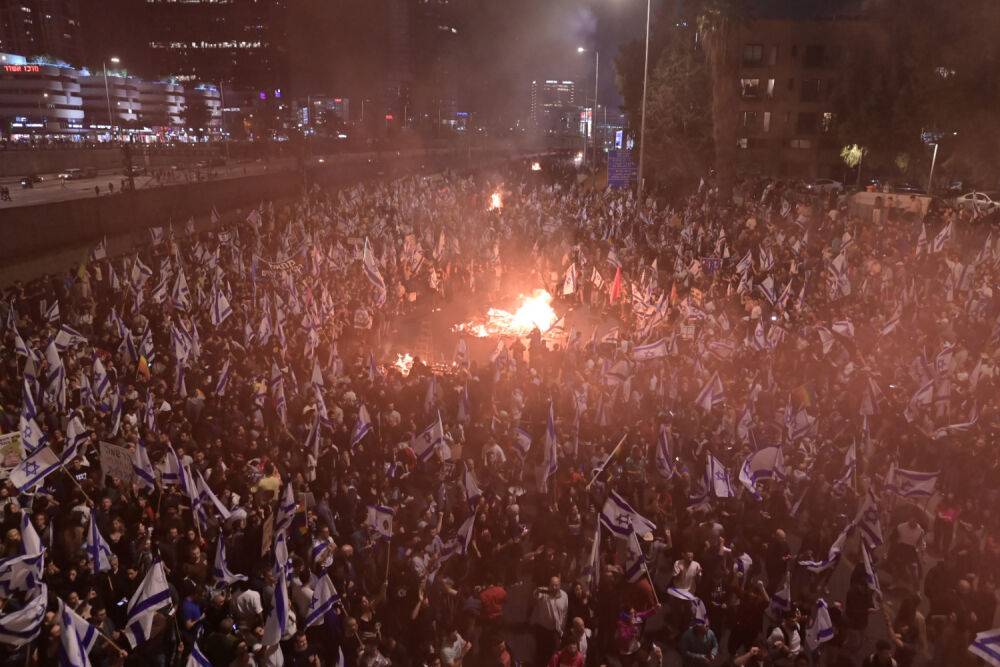Бурная ночь в Израиле: тысячи митингуют у Кнессета, в Ликуде брожение