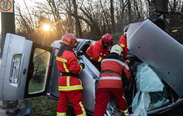 В Киеве автомобиль врезался в дерево: водитель погиб