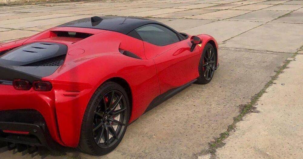 В Украине заметили флагманский суперкар Ferrari мощностью 1000 сил (фото)