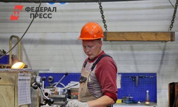Спрос на рабочих в Петербурге за год взлетел более чем на треть