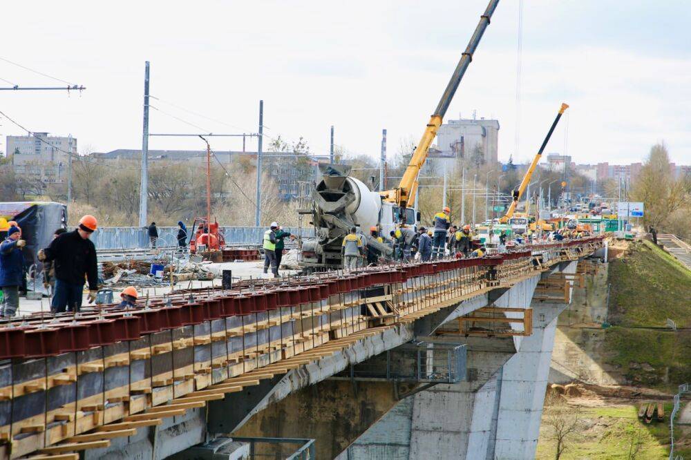 «Выходим на финишную прямую». На Поповичском мосту строители приступили к укладке асфальтобетона на тротуаре