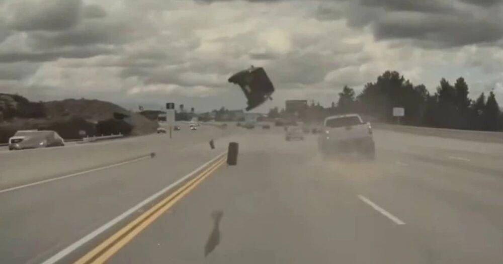 Как в кино: в США отвалившееся колесо пикапа устроило зрелищное ДТП (видео)