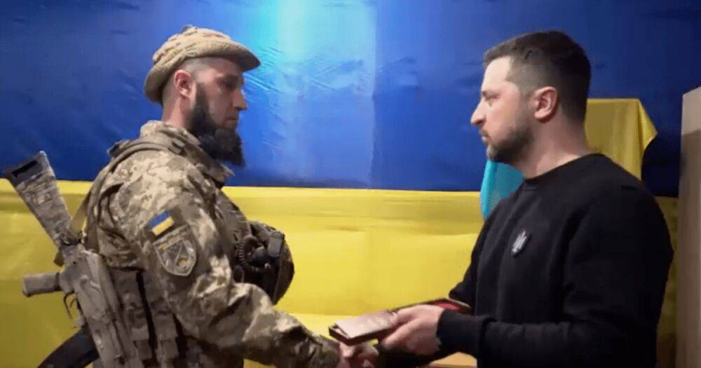 Зеленский приехал на фронт в Запорожской области и вручил награды бойцам ВСУ (видео)
