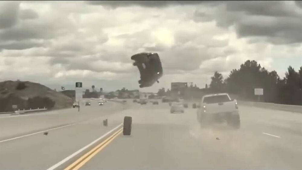 Kia Soul подлетел вверх после наезда на оторвавшееся колесо — жуткую аварию записал Tesla, Autopilot которого предотвратил столкновение