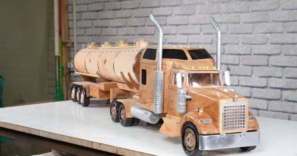 Умелец создал масштабную копию грузовика Kenworth из дерева (видео)