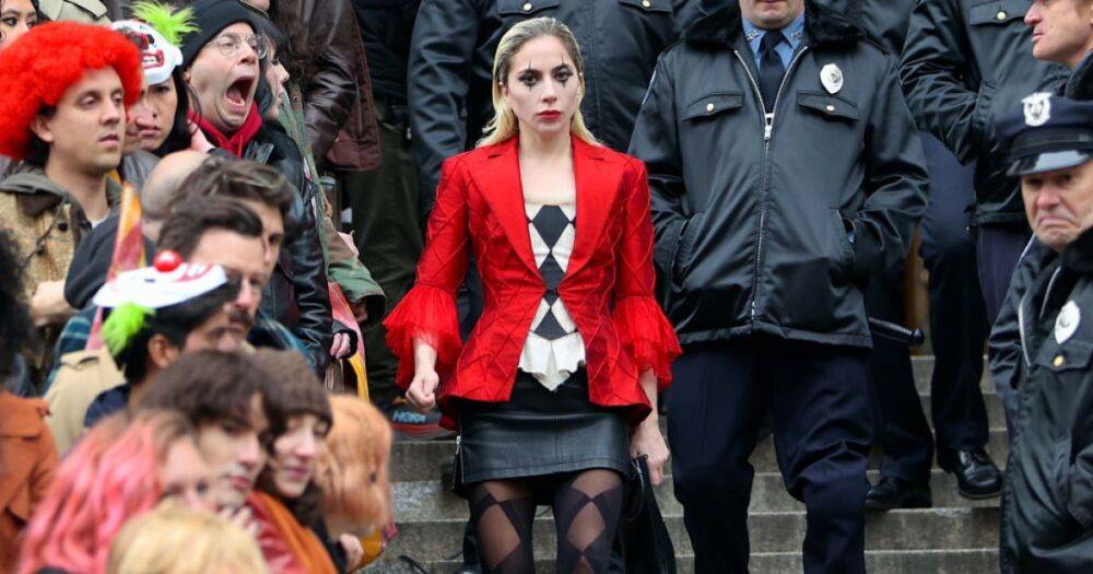 Леди Гага появилась в образе Харли Квинн на съемках сиквела "Джокера" в Нью-Йорке