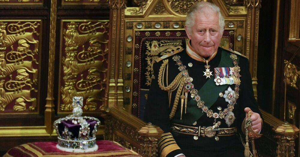Король Карл появится на коронации в роскошном золотом облачении своей матери