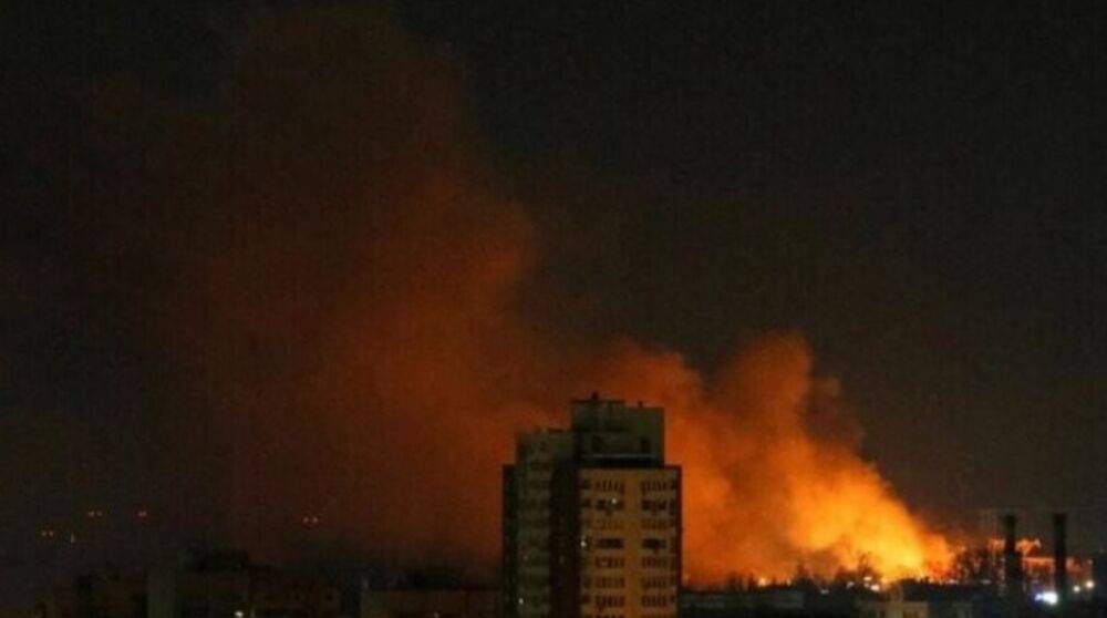 В Киеве раздались взрывы: в одном из районов столицы пылает помещение магазина