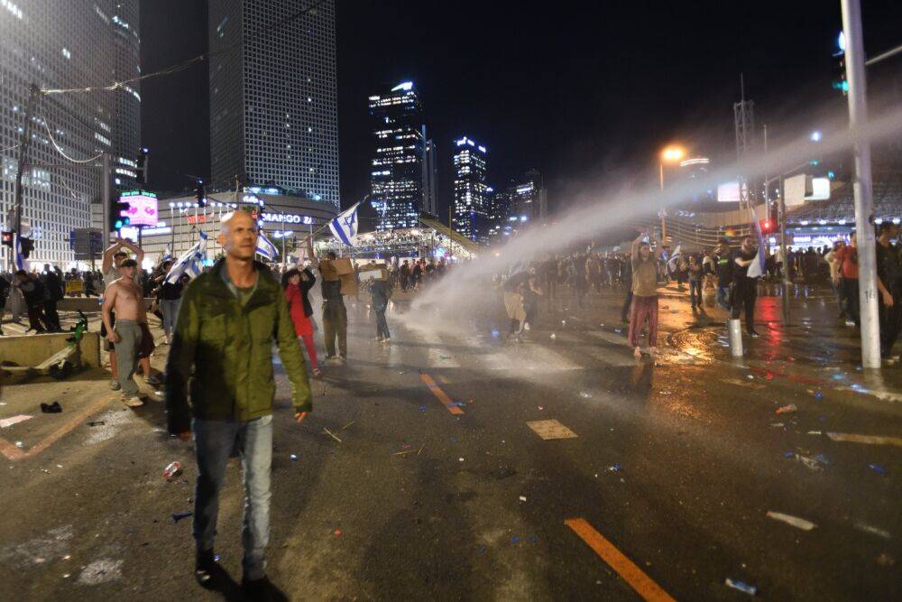 Против протестующих в Тель-Авиве применили светошумовые гранаты