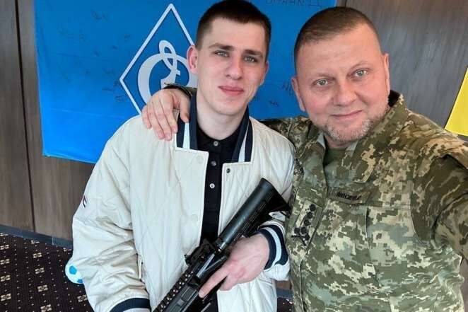 Залужный лично наградил 21-летнего украинского Рэмбо