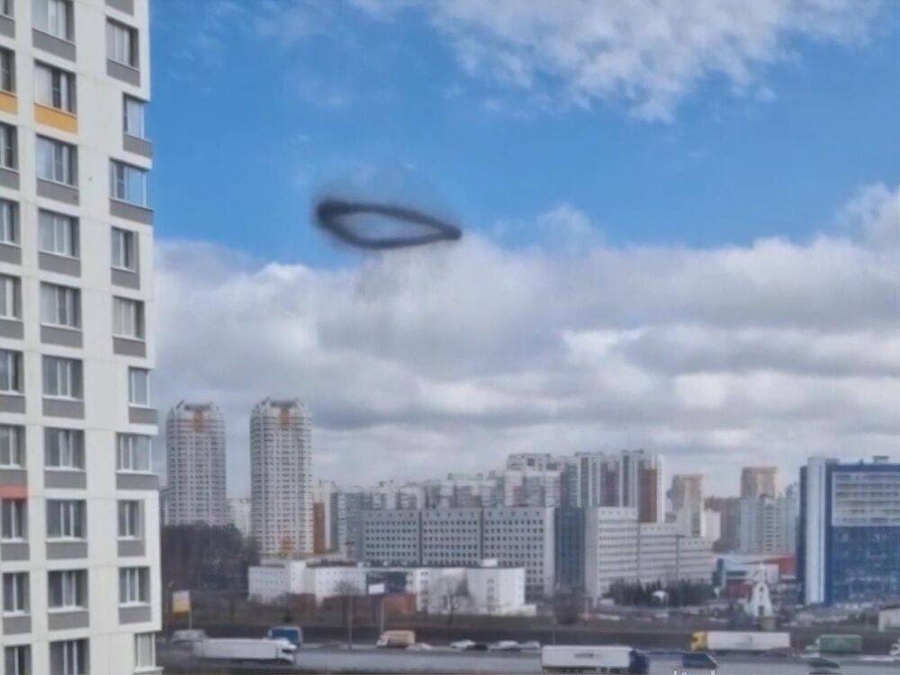 В небе над Москвой второй день подряд после "хлопков" летают странные черные кольца. Видео
