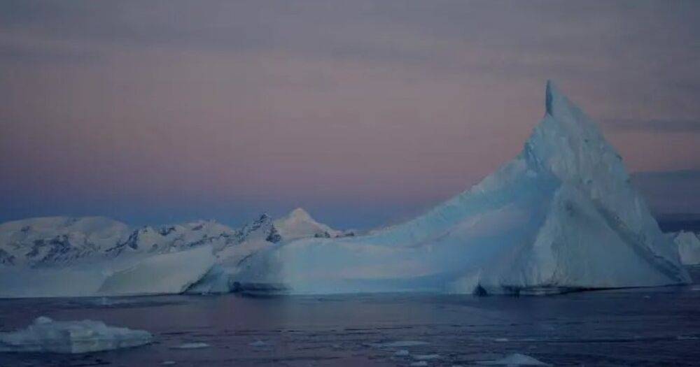 Тревожно исхудал. За последние четверть века антарктический ледяной щит потерял 3000 млрд тонн льда