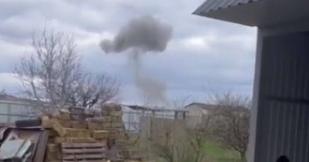 Столб дыма: возле аэропорта в Гвардейском в Крыму прозвучали взрывы, — росСМИ (фото, видео)