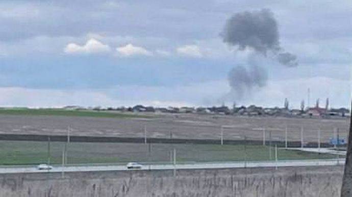 В крымском поселке с авиабазой прогремел взрыв, видны клубы дыма
