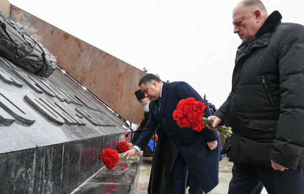 Губернатор Игорь Руденя в день 80-летия освобождения Ржева от немецко-фашистских захватчиков возложил цветы к Ржевскому мемориалу Советскому солдату