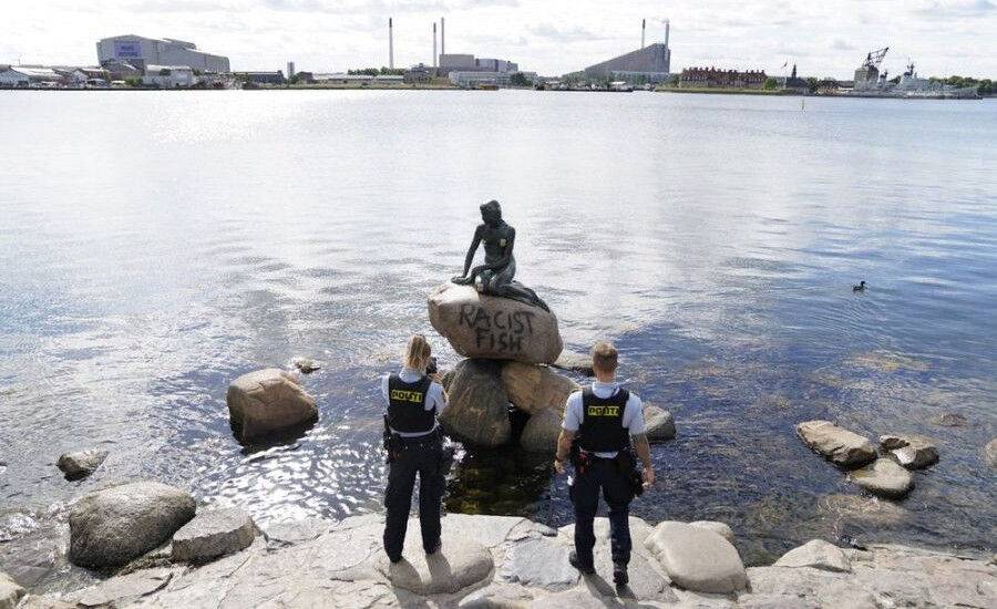 «Русалочку» в Копенгагене разукрасили в цвета российского флага