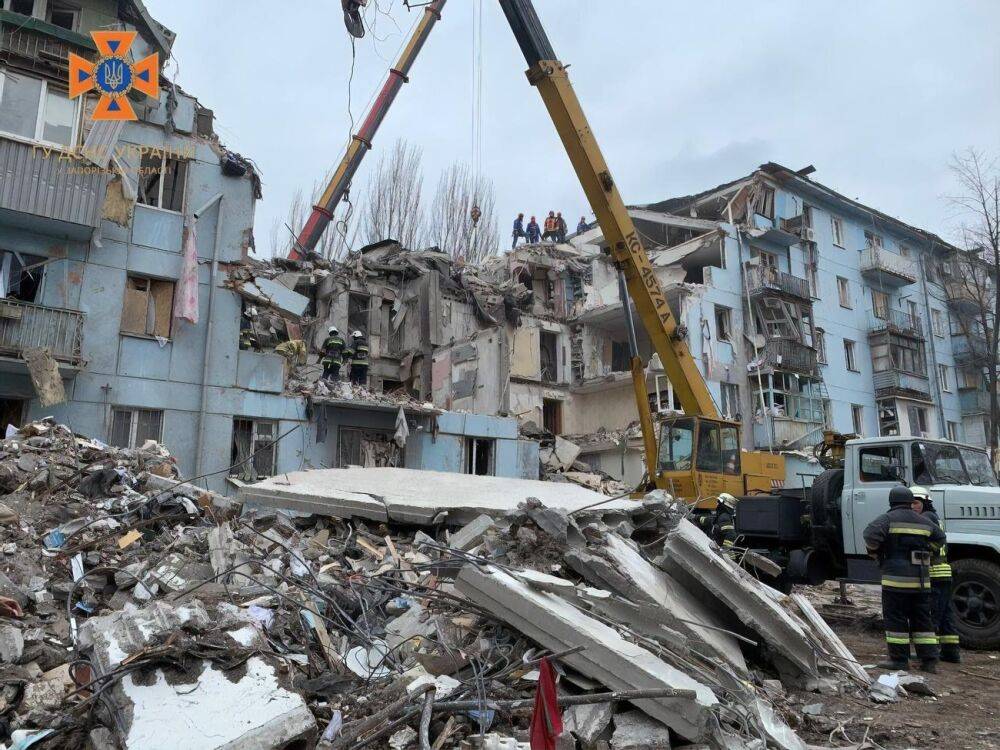 Российский обстрел дома в Запорожье. Из-под завалов достали тела уже пяти погибших - ГСЧС