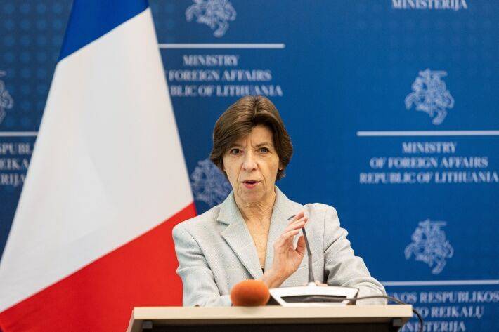 Глава МИД Франции призывает продолжить давление на "российскую военную машину"