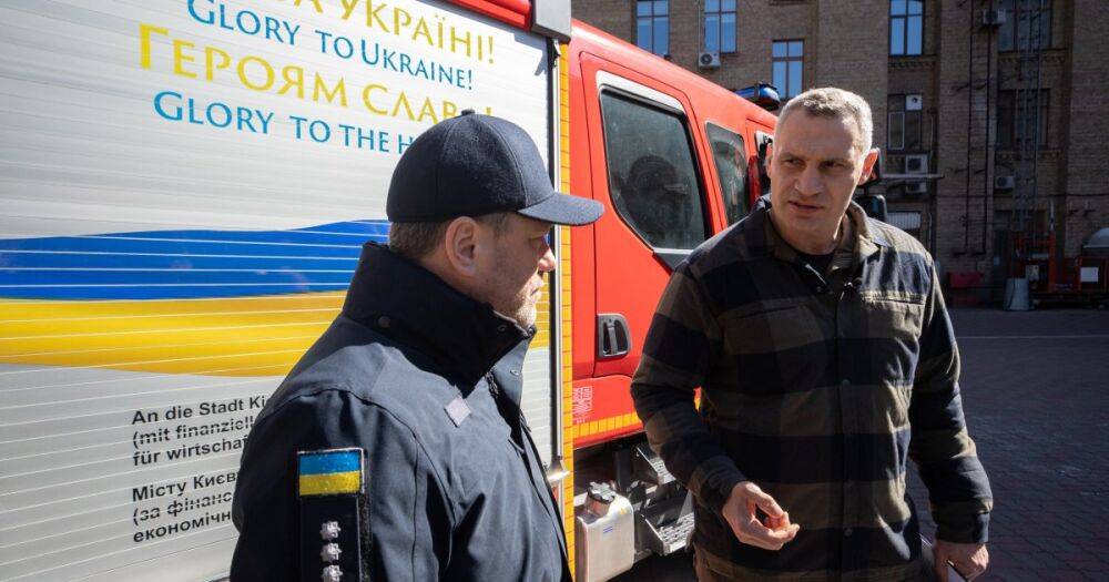 Кличко передал спасателям еще одну партию современных пожарных авто: Заступают на дежурство уже сегодня