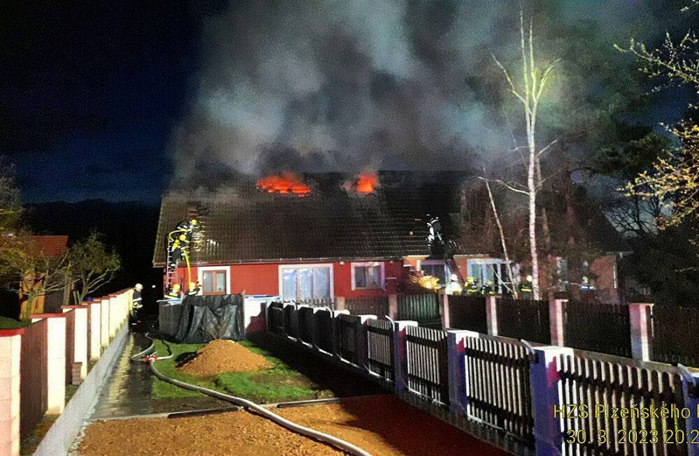 В Чехии от удара молнии загорелся дом