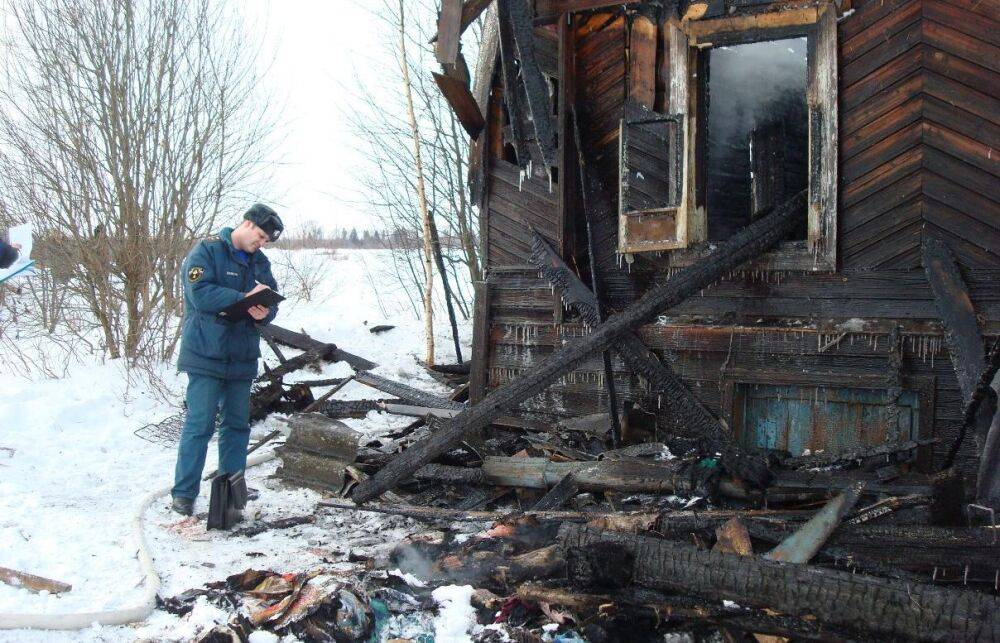 Под Лихославлем в подвале сгоревшего дома пожарные нашли погибшего мужчину