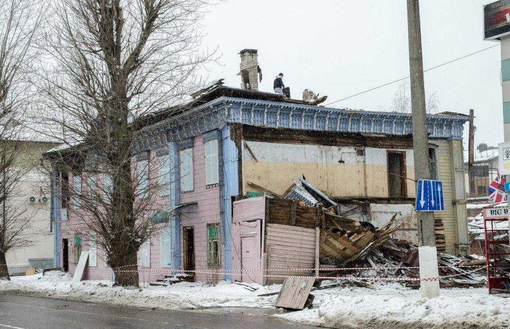 На улице Брагина в Твери сносят заброшенный доходный дом начала XX века