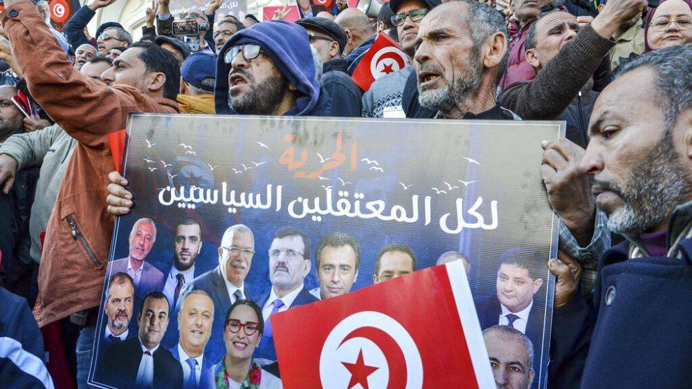 Тунис: оппозиция требует освободить арестованных