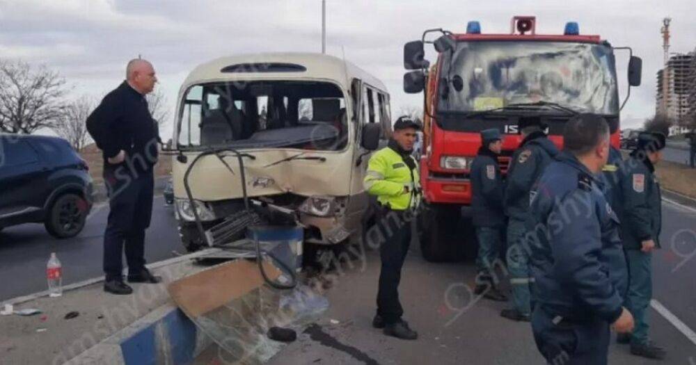 В столице Армении попал в ДТП автобус с работниками правительства: более 10 пострадавших