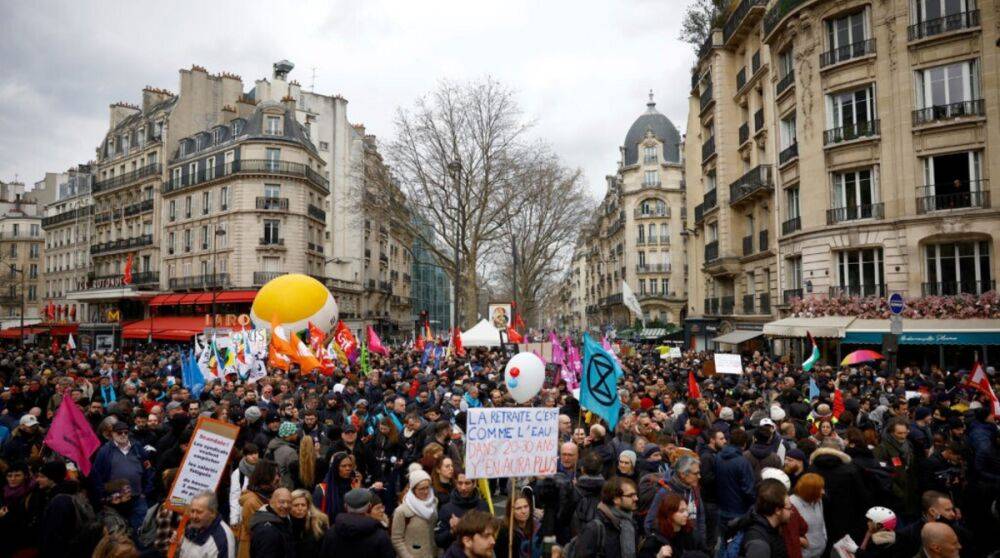 Францию охватили протесты: на улицы вышло более 1 млн человек, не работают школы и общественный транспорт