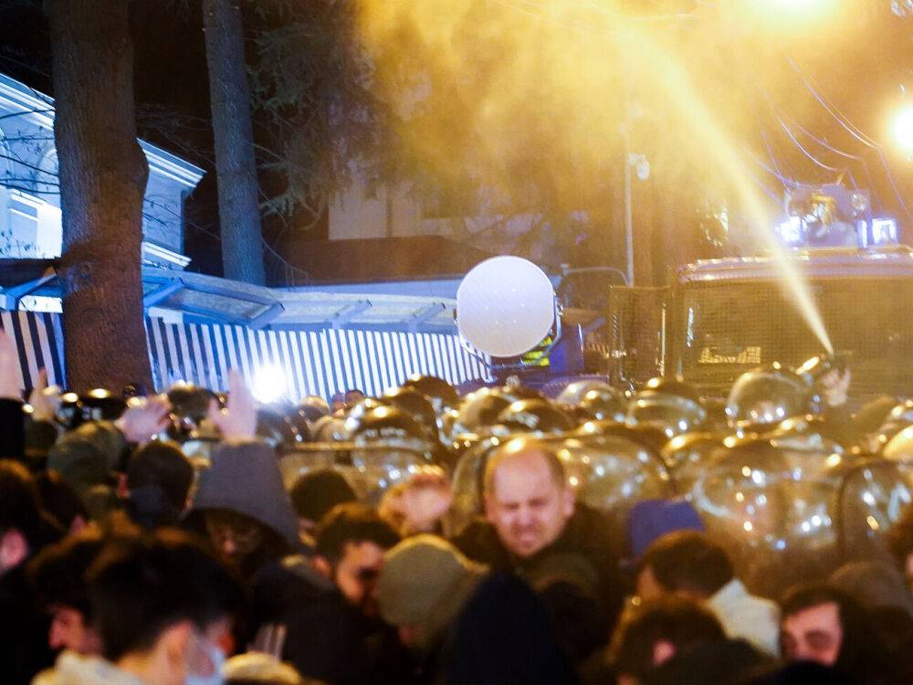 Грузинская полиция разгоняет водеметами противников закона об иноагентах. Депутаты успели его принять, досрочно собравшись на сессию