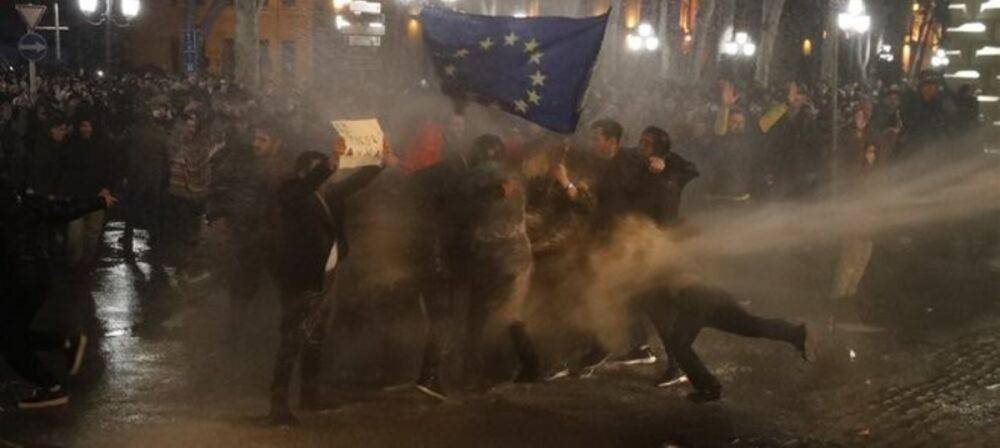 В Грузии протестующие начали штурмовать здание парламента