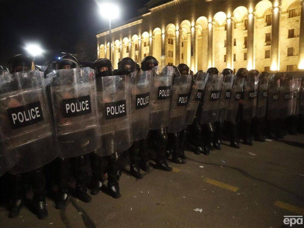 В центре Тбилиси основная часть митингующих, против которых полиция применяла слезоточивый газ и водомет, разошлась. 8 марта они планируют вернуться