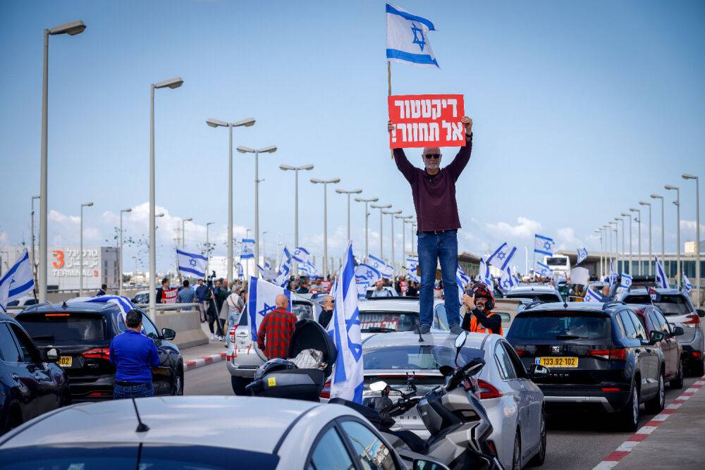 «День сопротивления диктатуре» в Израиле: аэропорт заблокирован, полиция угрожает