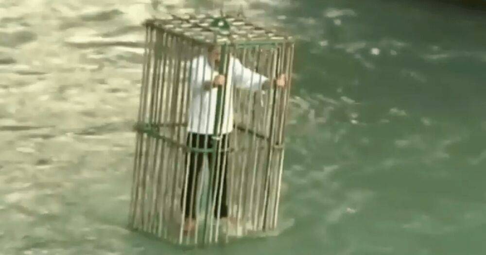 "Виновен": в итальянском городке политиков сажают в клетку и опускают в реку (видео)