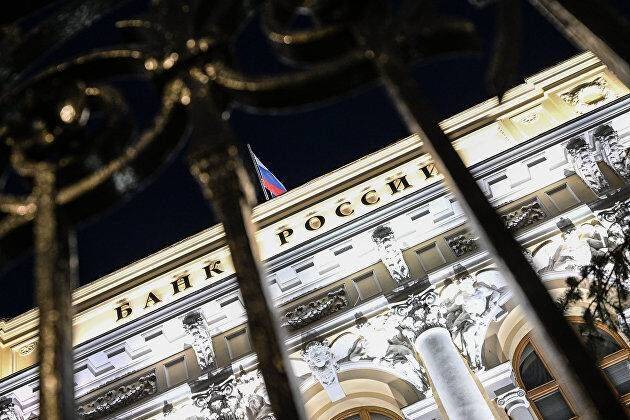 ЦБ: покупки валюты физлицами в феврале на бирже и в банках упали до 72,6 миллиарда рублей