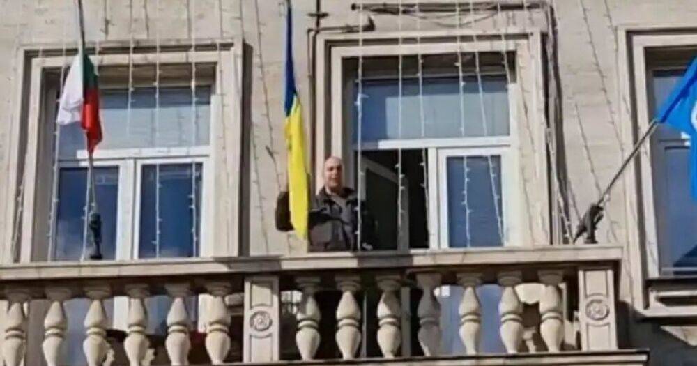 В Болгарии кандидат в депутаты выбросил флаг Украины, назвав его "фашистским"