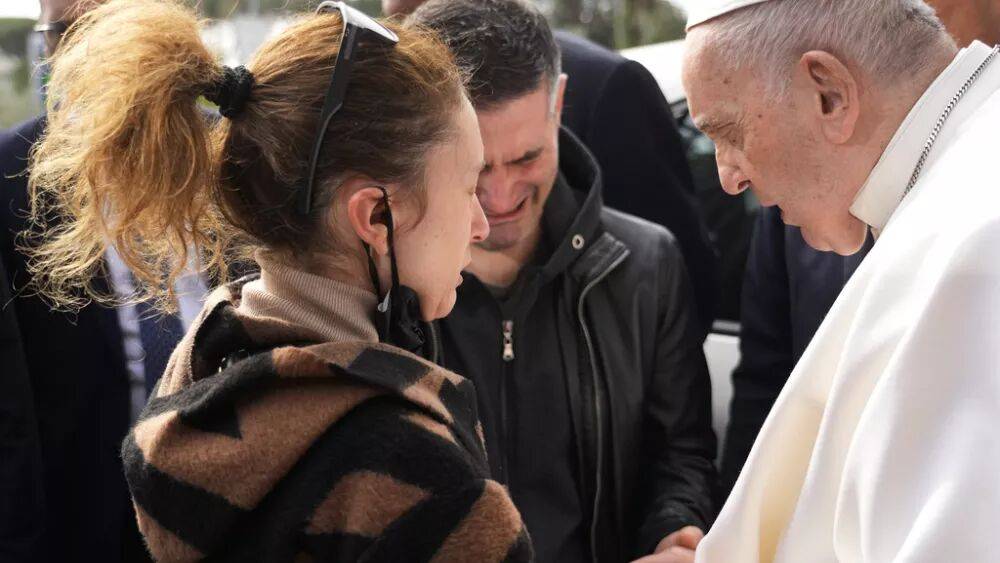 "Пока жив": папа римский выписан из больницы