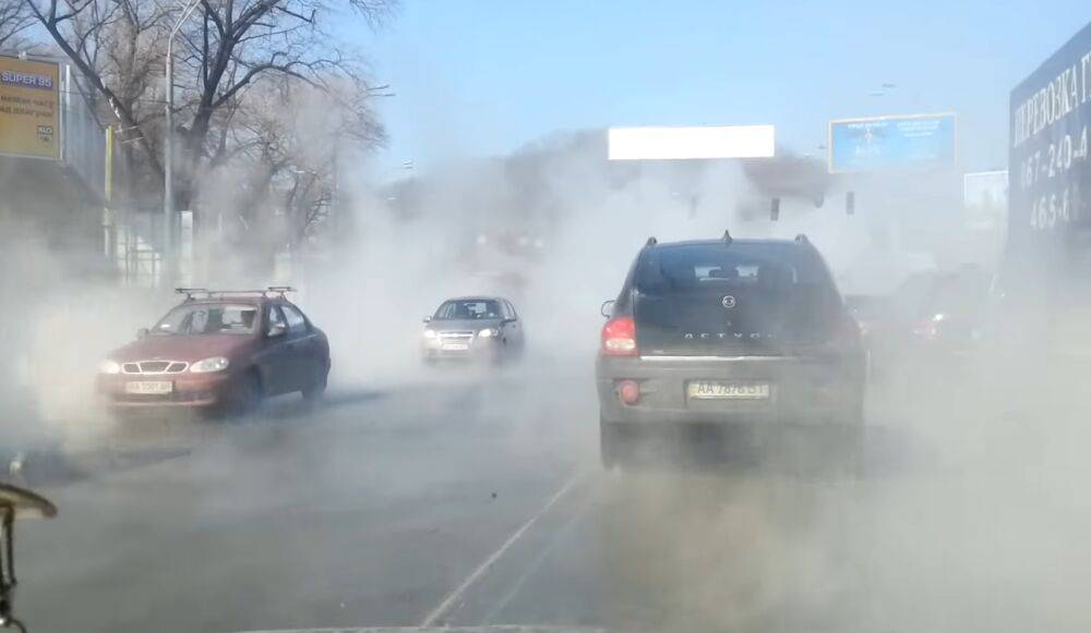 Настоящий апокалипсис в центре Киева: кипяток гейзером рвет из-под земли, все в пару и огромные пробки. Видео