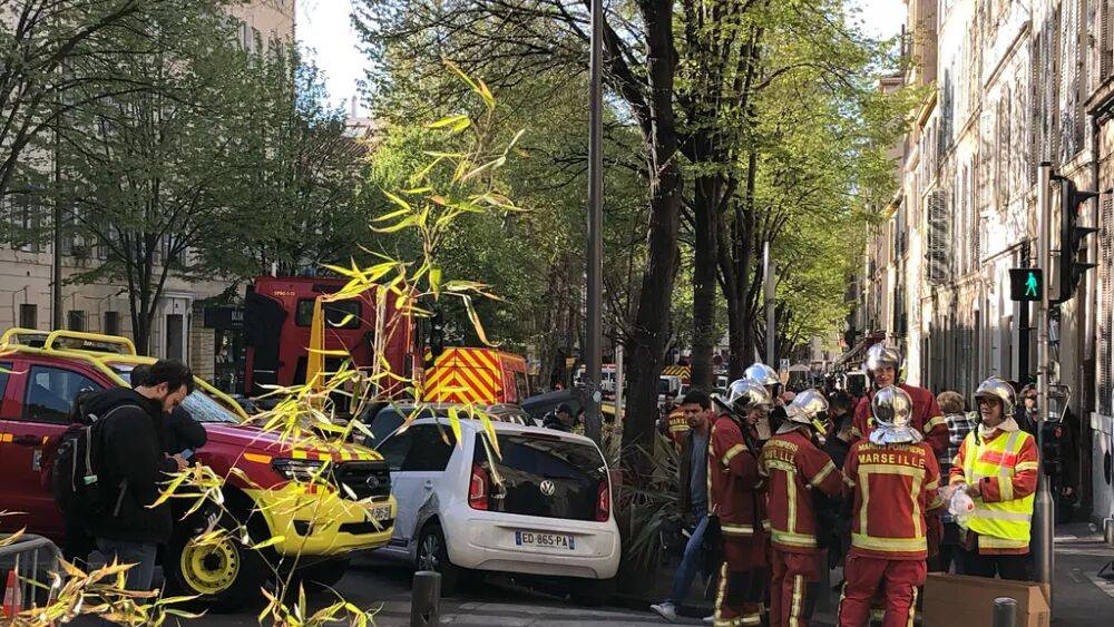Глава МВД Франции: "под завалами рухнувшего дома находятся от 4 до 10 человек"