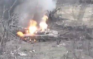 ВСУ сожгли российский танк возле Донецкого аэропорта