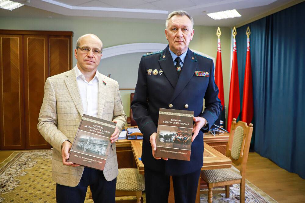 Книги о геноциде белорусского народа прокуратуре области передал член Совета Республики Национального собрания Валентин Байко