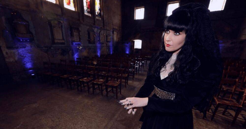 В Британии певица, которая "вышла замуж за призрака", хочет пройти обряд экзорцизма (фото)