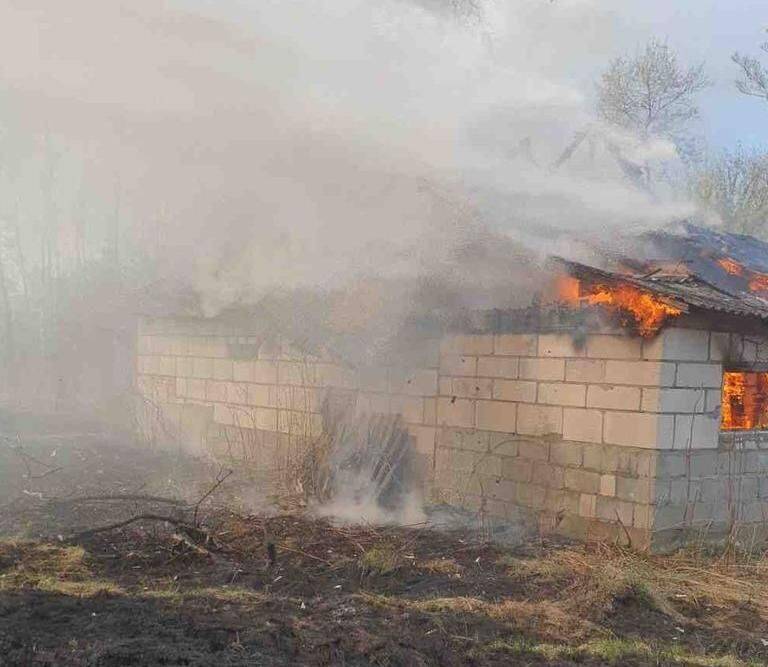 В Лидском районе горел дом из-за неосторожного сжигания мусора